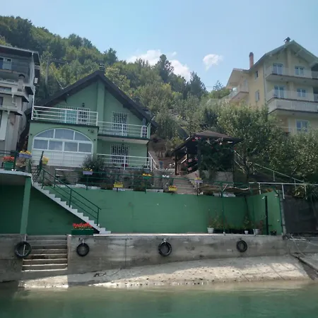 펜션 Zeleni Raj 코니츠